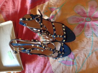 Sandalias azules con tachuelas doradas