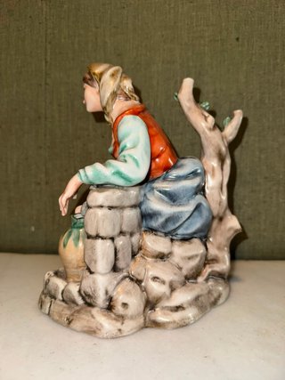 Figura cerámica Capodimonte mujer fuente