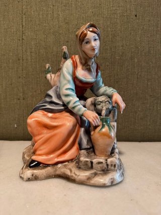 Figura cerámica Capodimonte mujer fuente