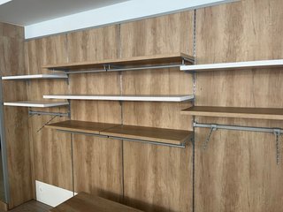 Muebles y colgadores para tienda