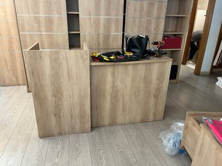 Muebles y colgadores para tienda