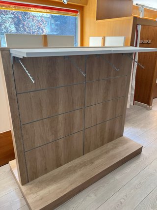 Muebles y colgadores para tienda