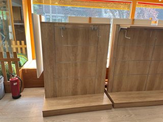 Muebles y colgadores para tienda