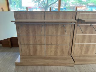 Muebles y colgadores para tienda
