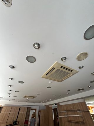 Muebles y colgadores para tienda