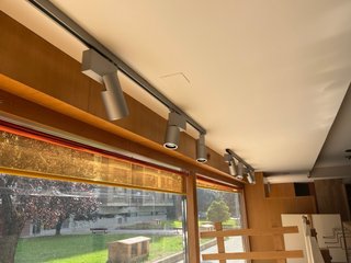 Muebles y colgadores para tienda