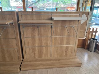 Muebles y colgadores para tienda