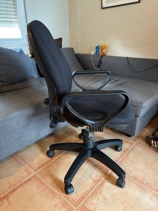 Silla de oficina negra acolchada