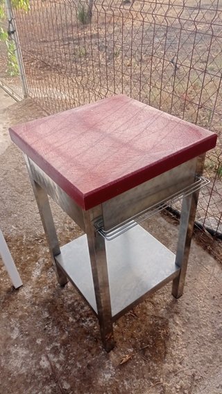 Banco de trabajo metálico con tabla roja