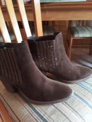 Botines marrones con tachuelas