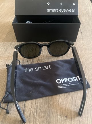 Gafas inteligentes. Opposit  the smart eyewear.