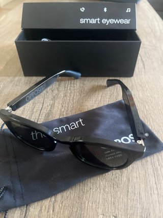 Gafas inteligentes. Opposit  the smart eyewear.