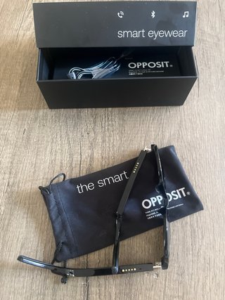 Gafas inteligentes. Opposit  the smart eyewear.