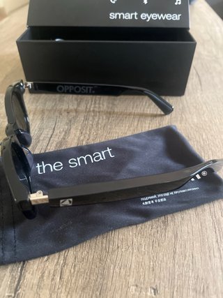 Gafas inteligentes. Opposit  the smart eyewear.