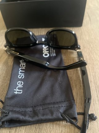 Gafas inteligentes. Opposit  the smart eyewear.