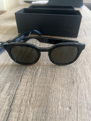 Gafas inteligentes. Opposit  the smart eyewear.