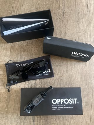 Gafas inteligentes. Opposit  the smart eyewear.
