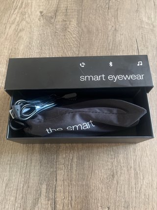 Gafas inteligentes. Opposit  the smart eyewear.