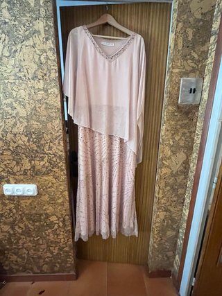 Vestido de fiesta rosa con pedrería
