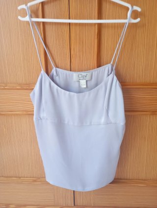 Traje de chaqueta,  top y falda de color lila