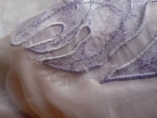 Traje de chaqueta,  top y falda de color lila