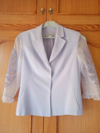 Traje de chaqueta,  top y falda de color lila