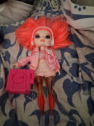 Muñeca Rainbow High con accesorios
