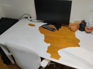 Mesa de estudio blanca y madera