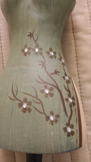 Maniquí de madera para collares