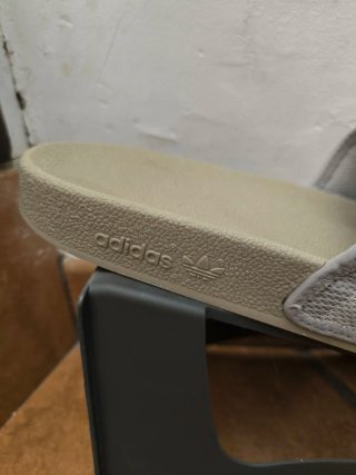 Chancletas Adidas Beige y Gris