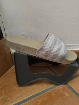 Chancletas Adidas Beige y Gris