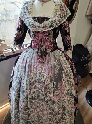 Traje de Fallera Negro y Rosa