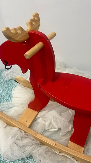 Reno de madera rojo para balancearse