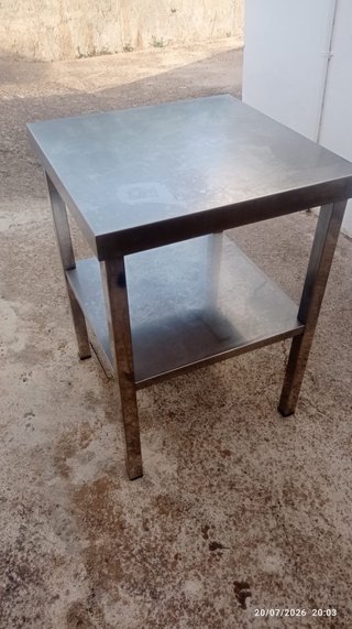 Mesa de acero inoxidable con estante