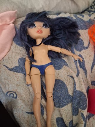 Muñeca con pelo azul y bikini
