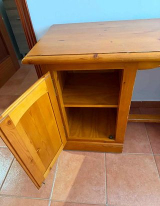 Escritorio de madera de pino