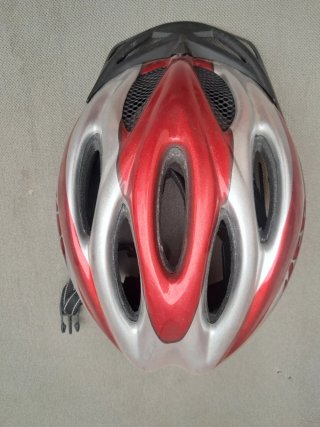 Casco de bicicleta rojo y plateado 52-58 cm