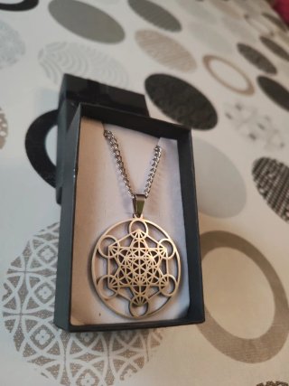 Collar de acero con diseño geométrico