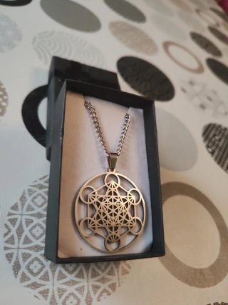 Collar de acero con diseño geométrico
