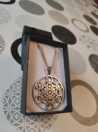 Collar de acero con diseño geométrico