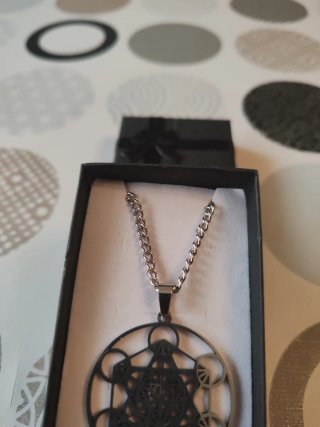 Collar de acero con diseño geométrico