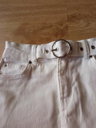 Falda vaquera blanca Bershka con cinturón