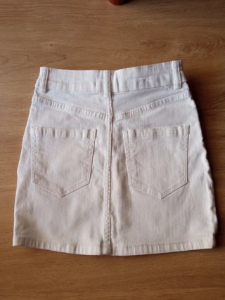Falda vaquera blanca Bershka con cinturón