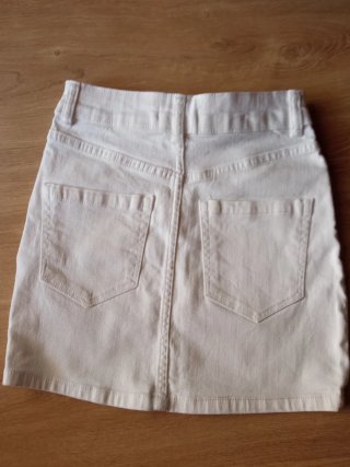 Falda vaquera blanca Bershka con cinturón