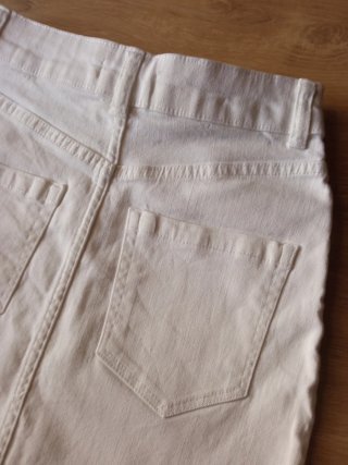 Falda vaquera blanca Bershka con cinturón