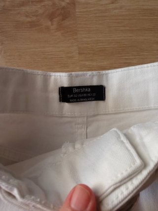 Falda vaquera blanca Bershka con cinturón