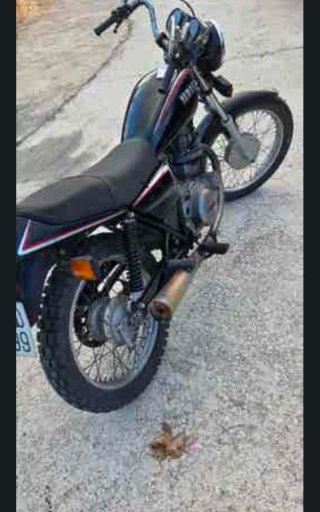 Yamaha Clásica 250cc Negra y Roja