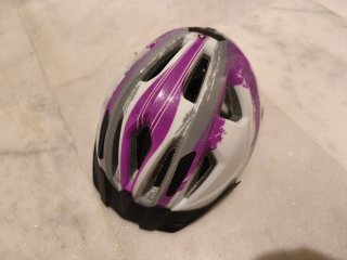 Casco de bici morado y gris