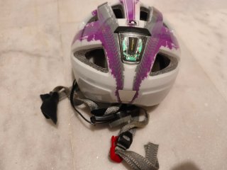 Casco de bici morado y gris