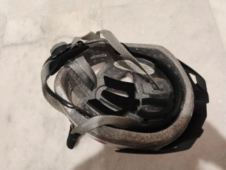 Casco de bici morado y gris